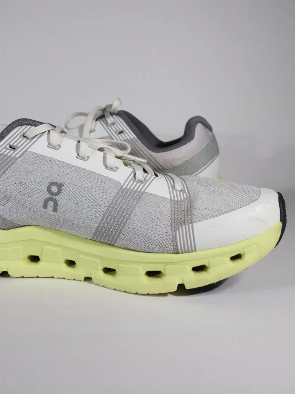 Men's Size 9 On Cloudgo Running Shoes Frost/Hay 55.98234 Pre Owned - Picture 3 of 11